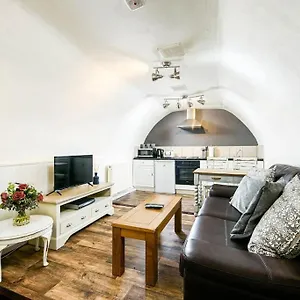 Unique 1 Bedroom Apartment-bath Bath