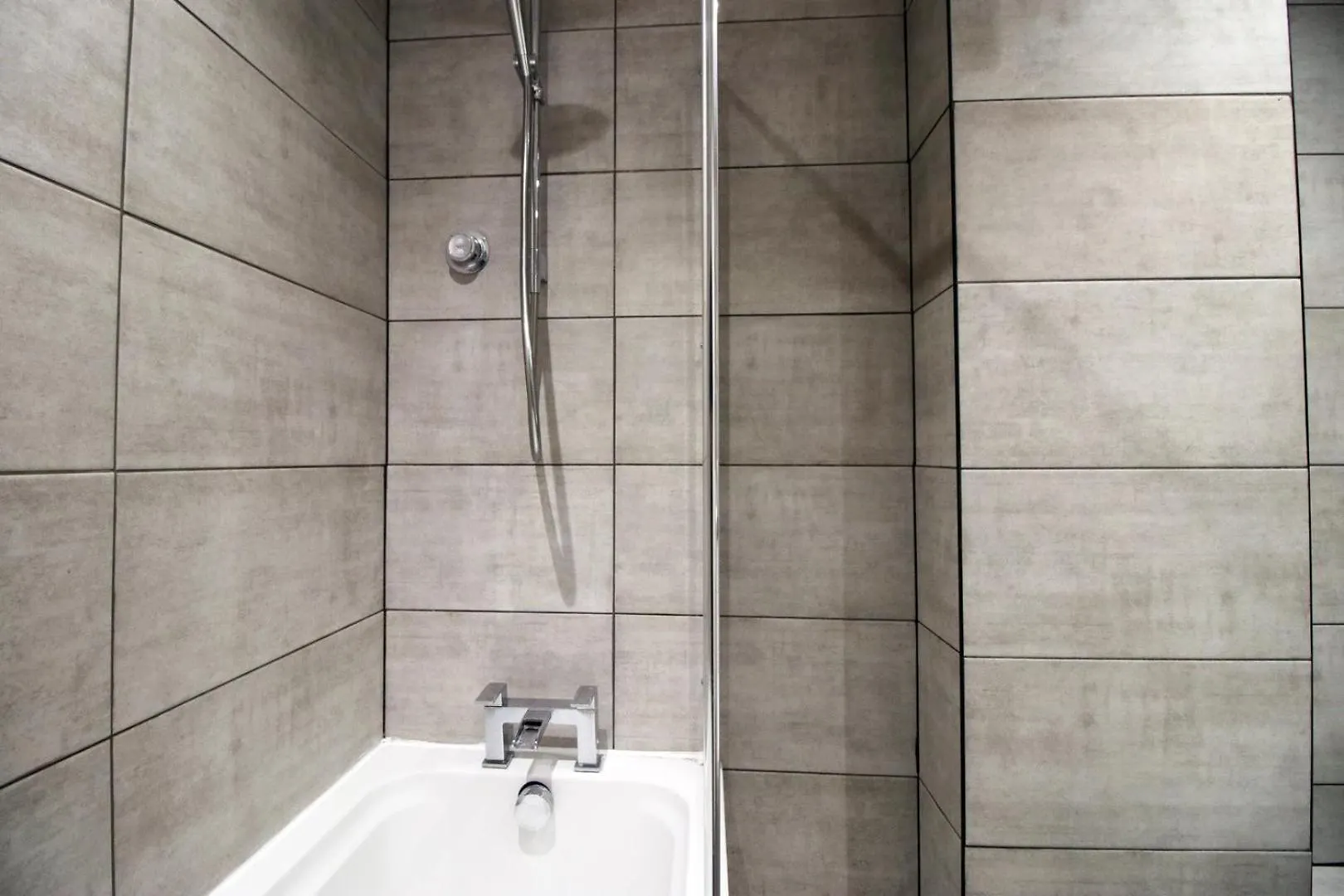 Cohost Partners- FREE Parking Close to town Bath Apartment